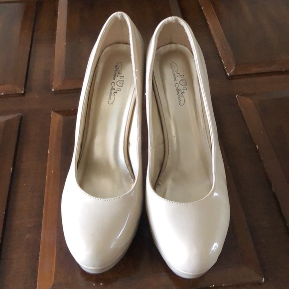 Women’s size 10 Journee Collection tan stilettos - Picture 2 of 16